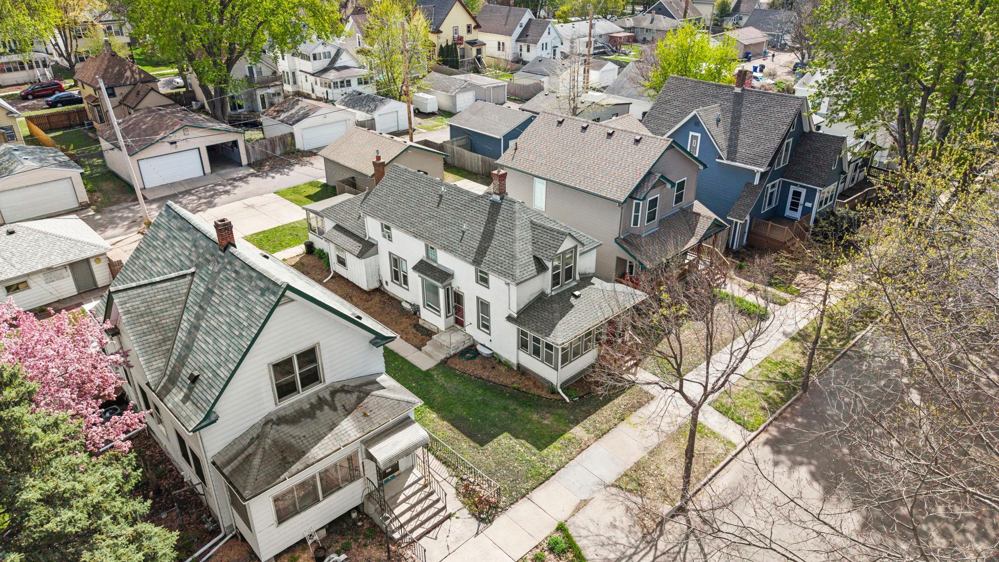 Located in the quiet, friendly, West 7th neighborhood, on the Riverview Corridor transit system, making travel to Downtown Saint Paul, the Minneapolis-Saint Paul Airport, and the Mall of America simple