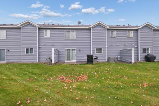 Spacious commons backyard - great for outdoor entertaining!