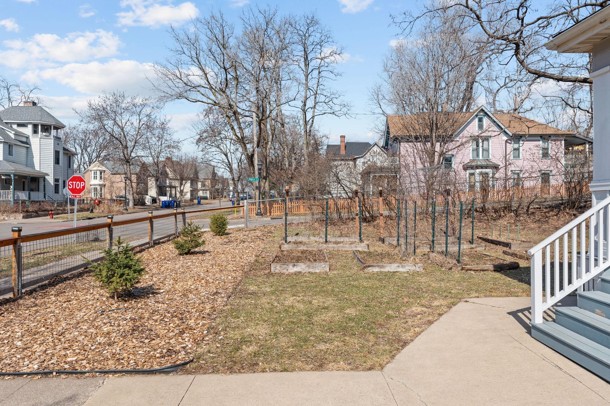 29-316 Bates Ave Exterior-7.jpg