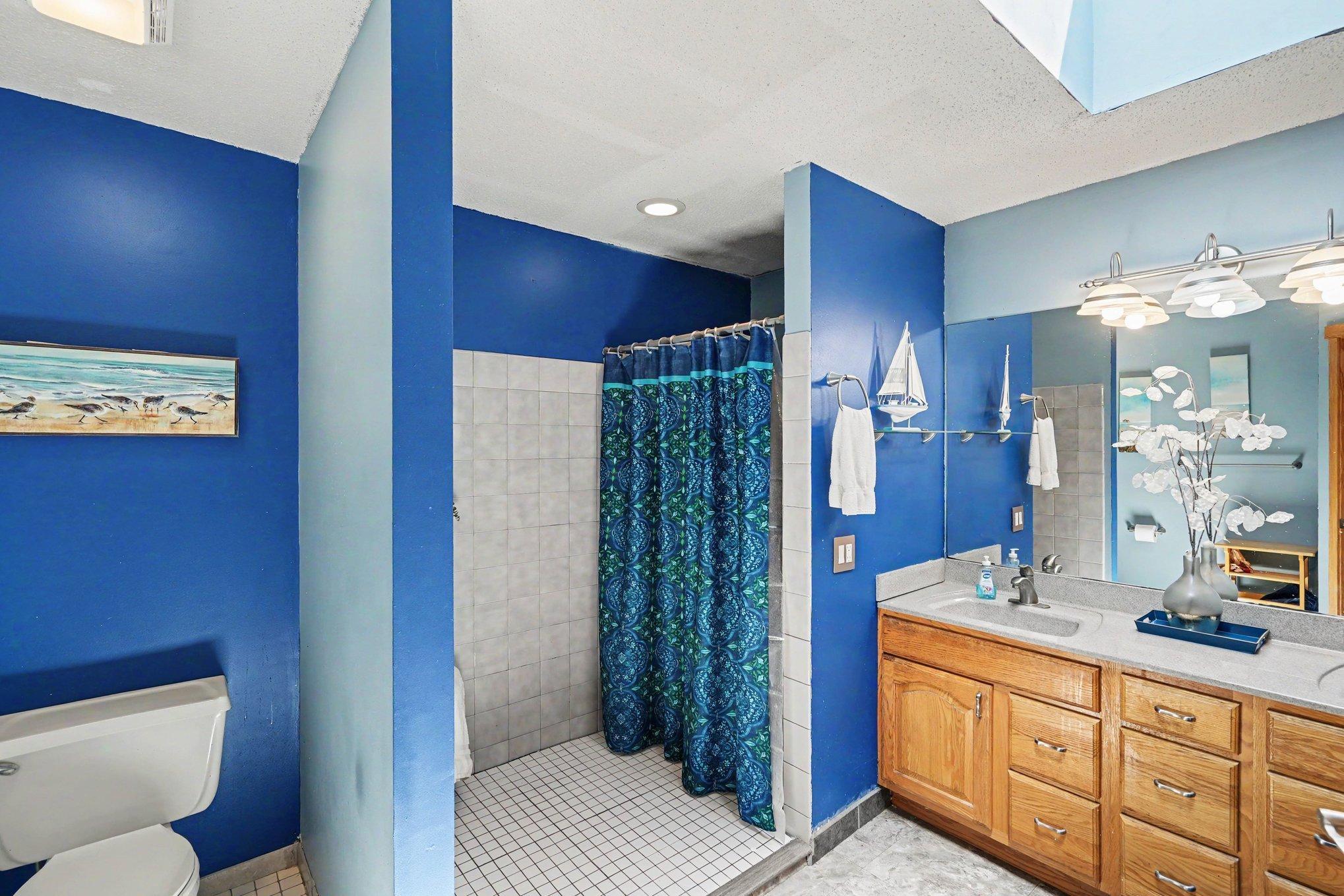 Ensuite bathroom w/ walk-in shower
