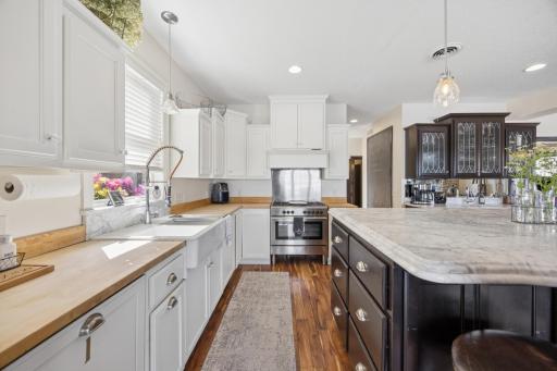 Double dishwashers + Sinks = Entertainer's dream