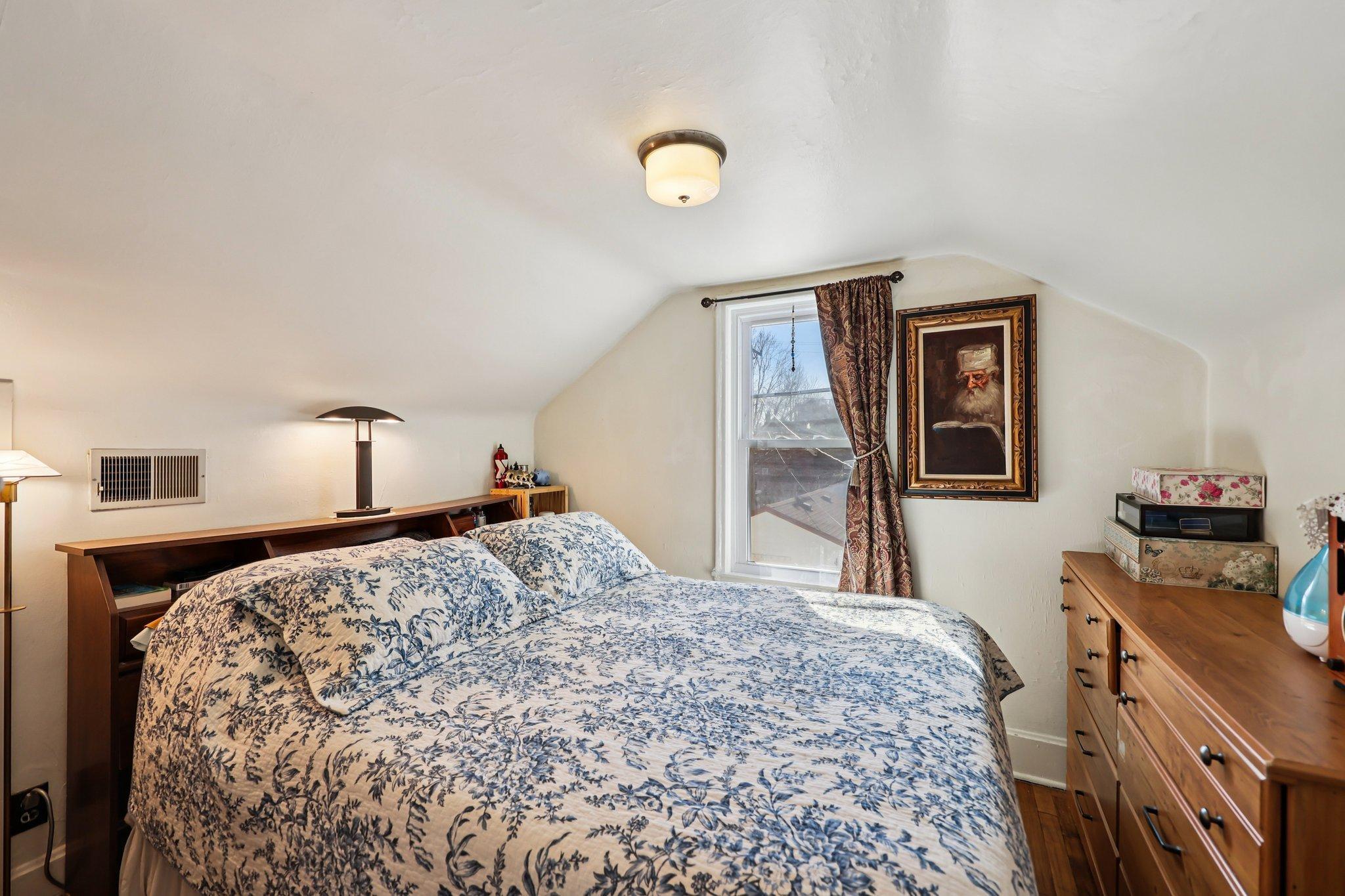 18-web-or-mls-Maryland Ave E-S2103-018.jpg