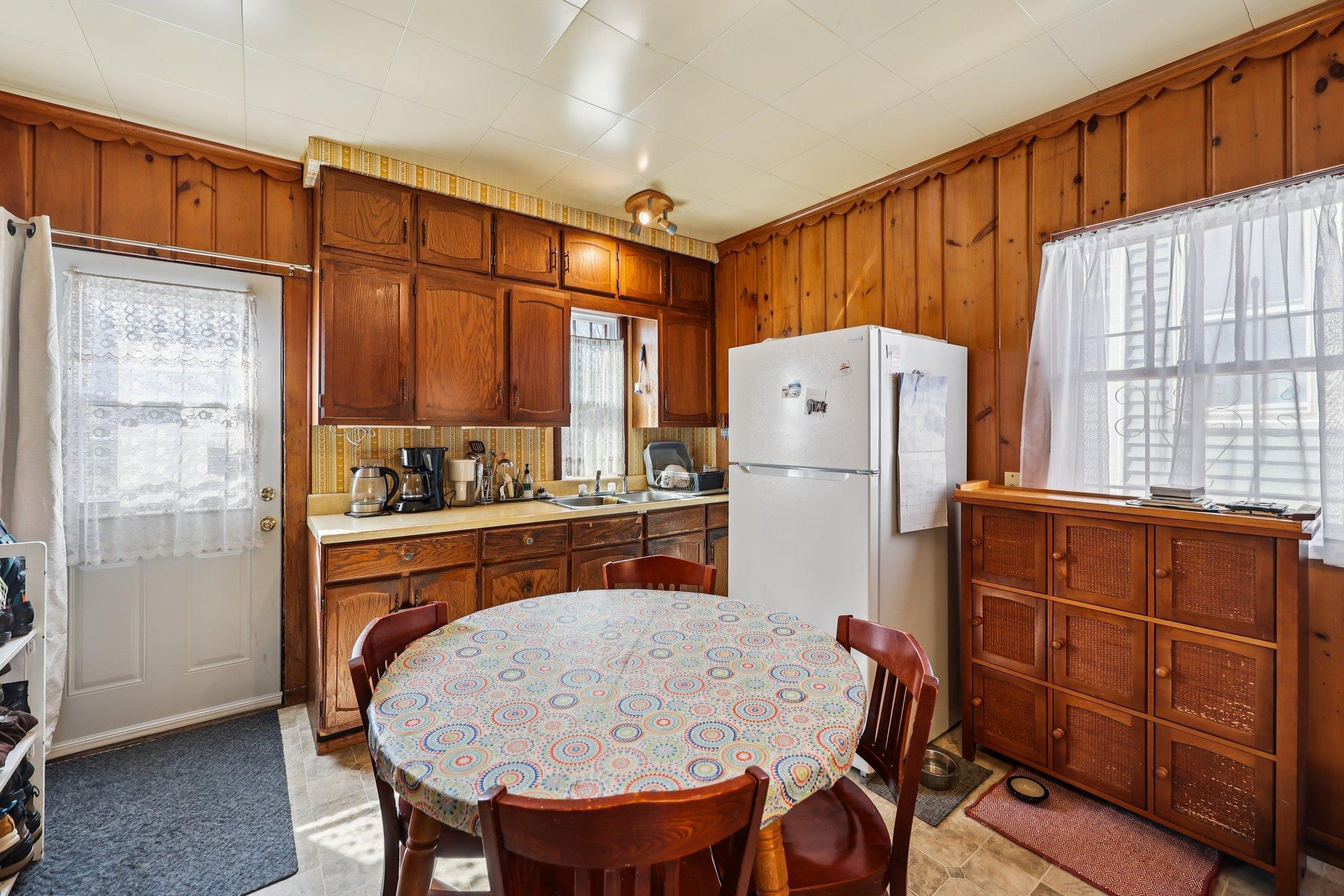 15-web-or-mls-Maryland Ave E-S2103-015.jpg