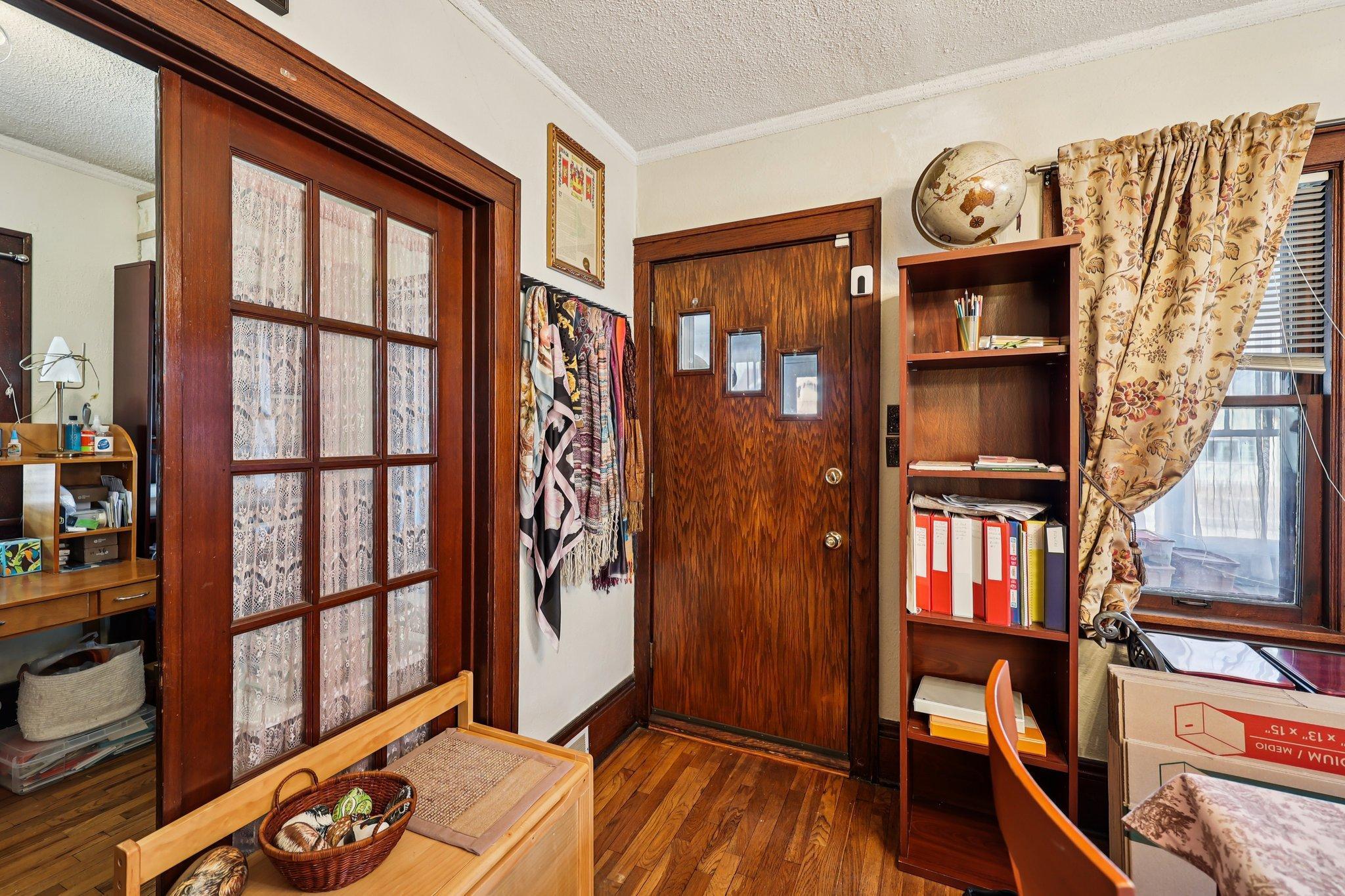 12-web-or-mls-Maryland Ave E-S2103-012.jpg