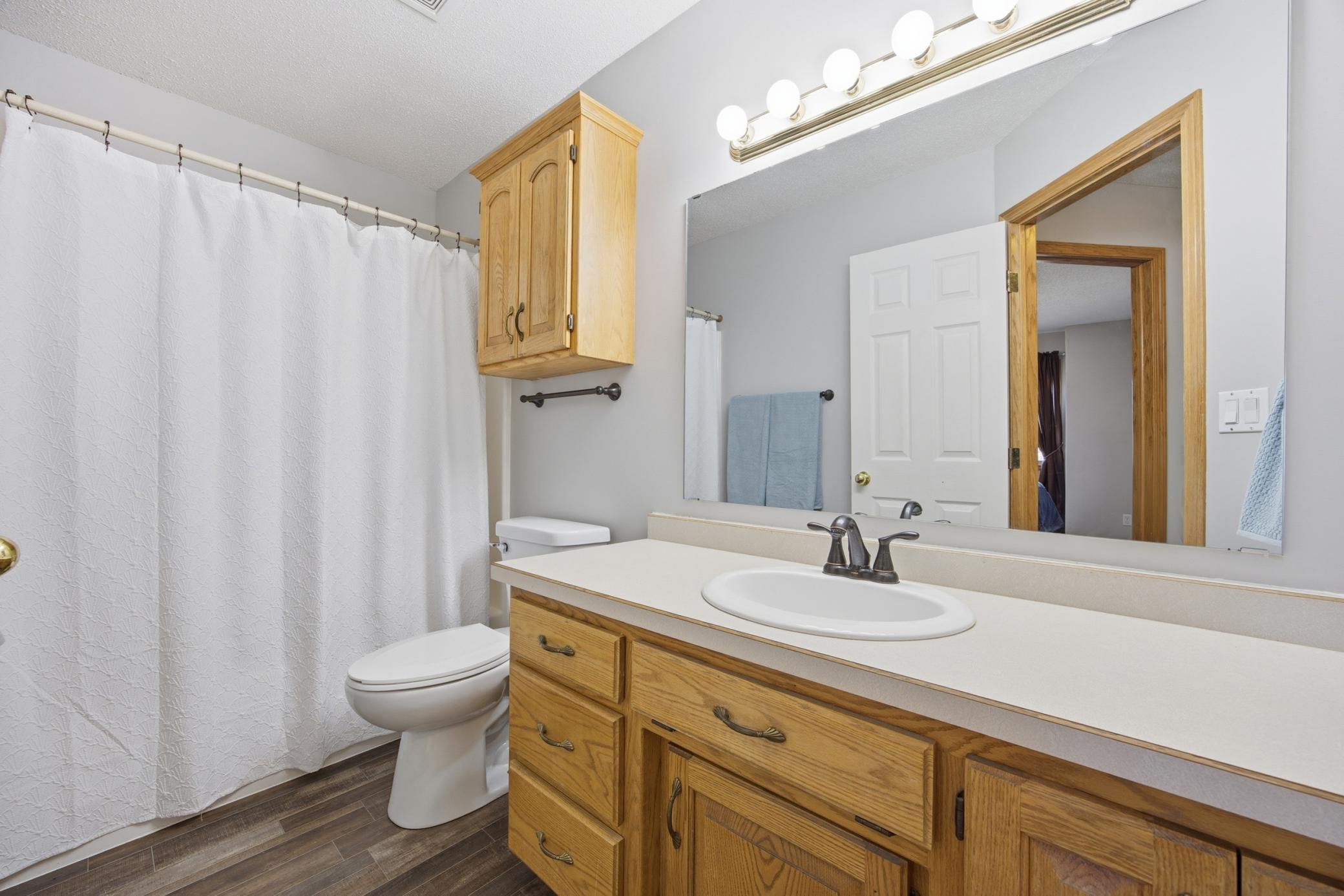 Upstairs Full Bathroom