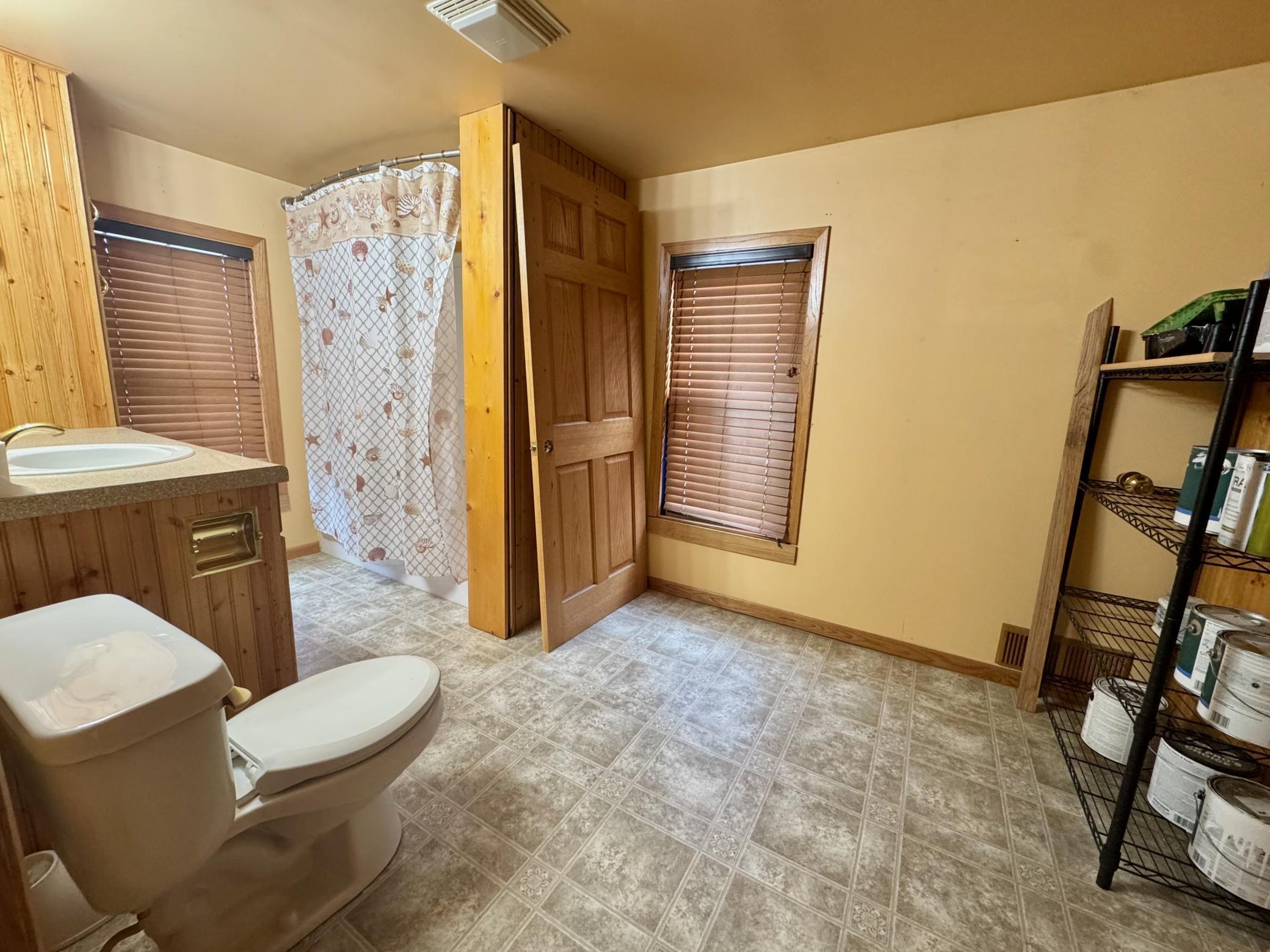 Upstairs bathroom - large!