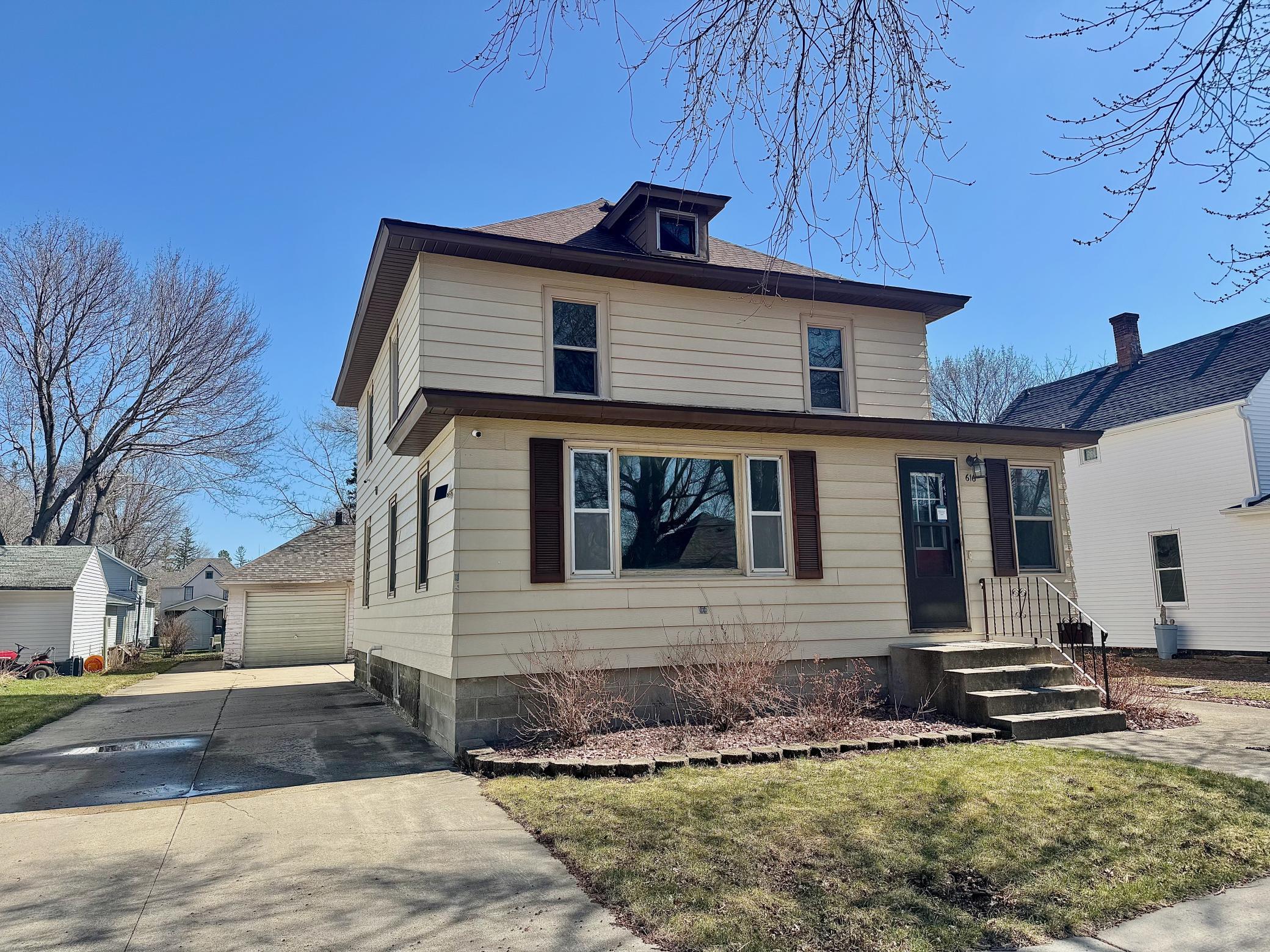 Welcome top 616 Redwood St W