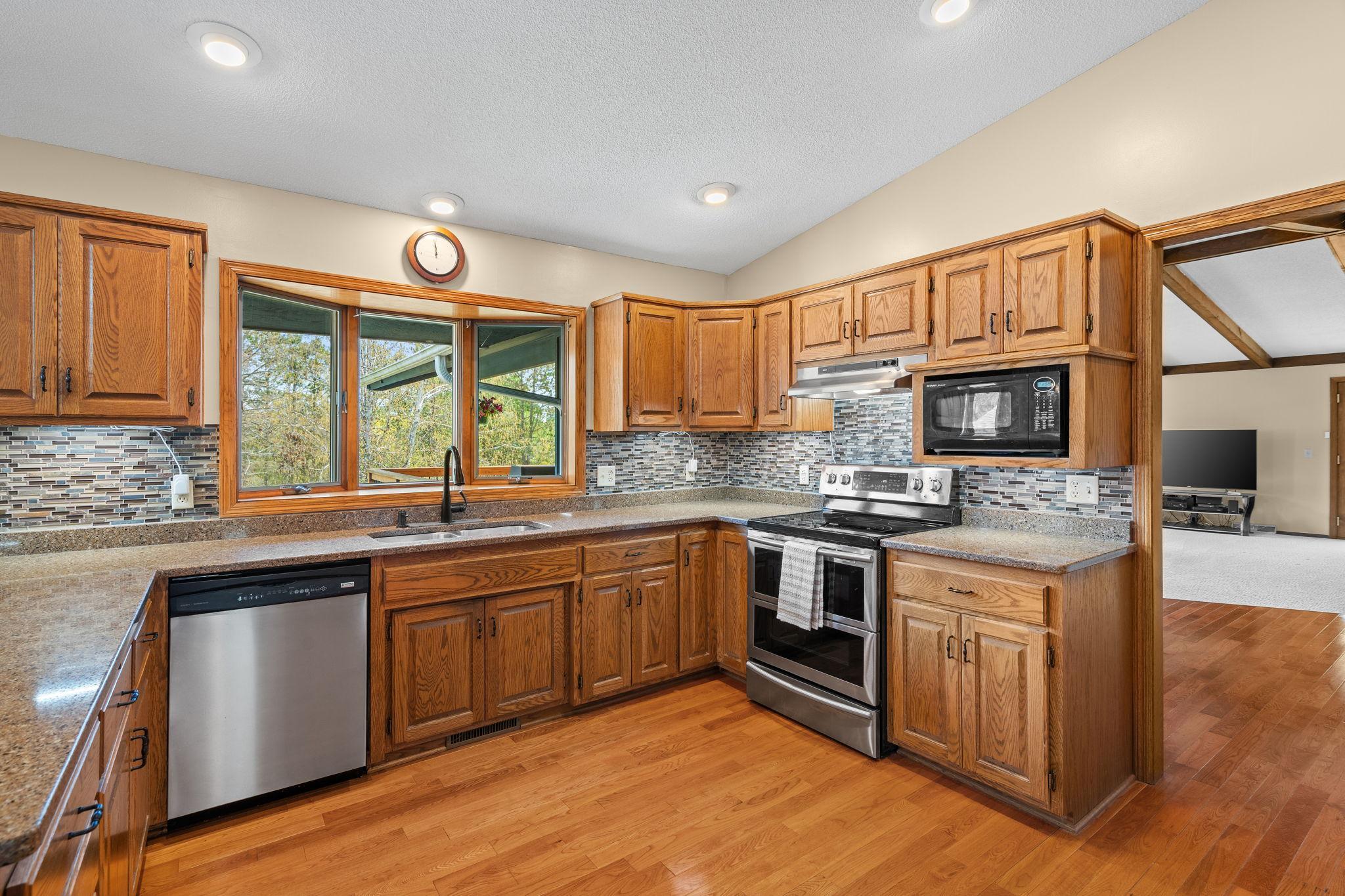 8-web-or-mls-14450-racine-ave-n.jpg