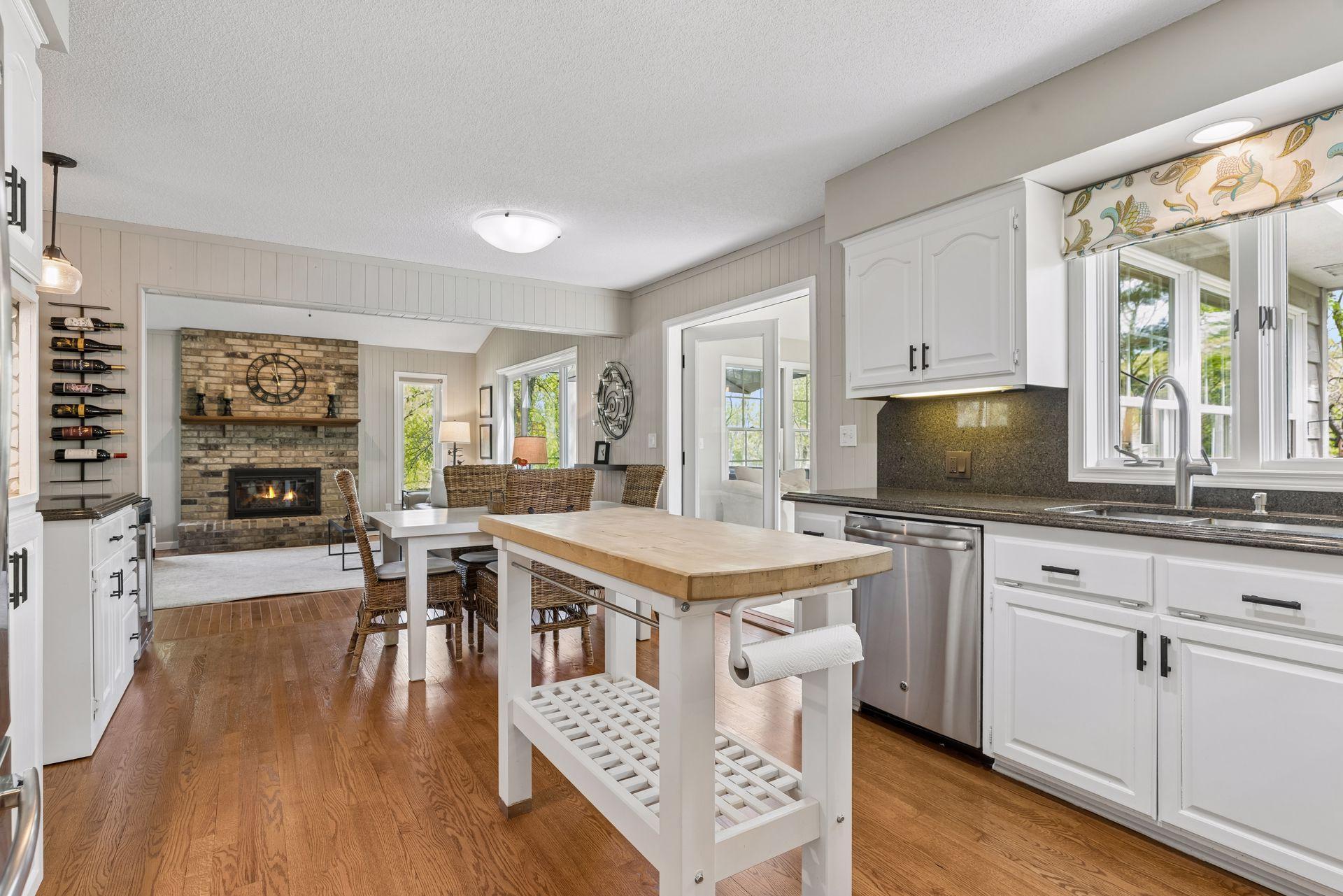 5718 Auto Club Circle Kitchen towards FR.jpg