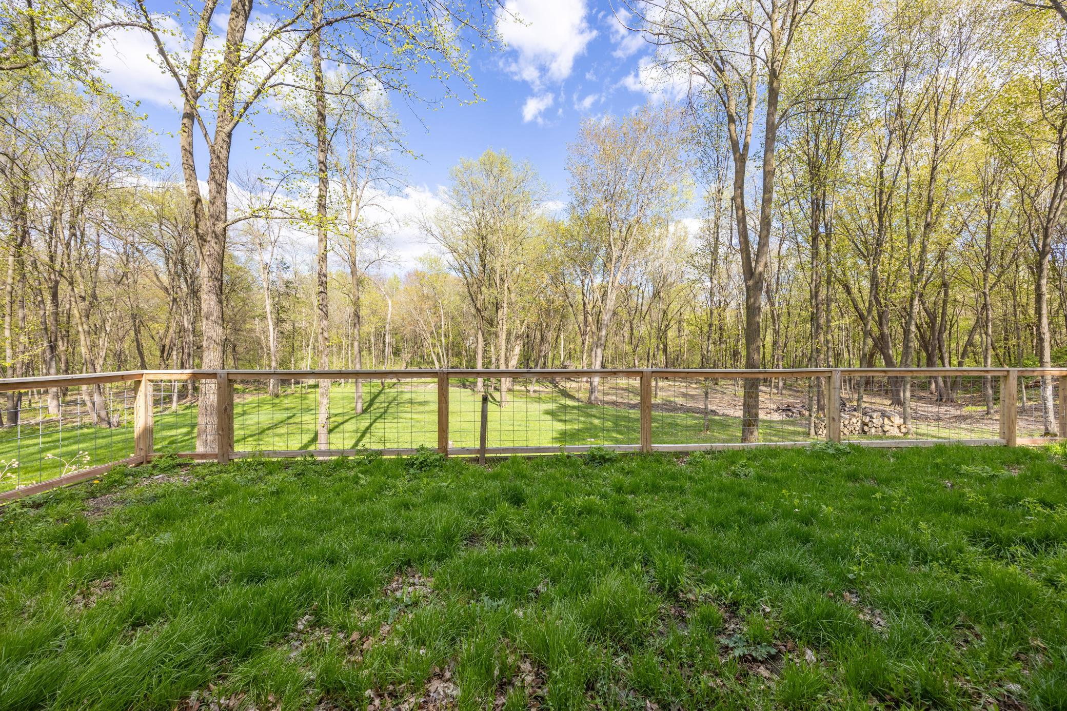 Large fenced in area off lower level walkout