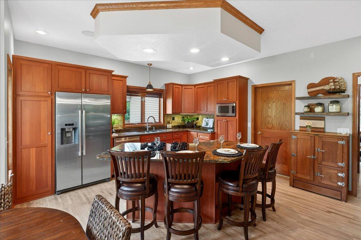 Center Island w/granite counter has seating for 4!