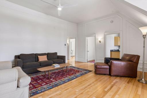 1807 Dupont Avenue S, Minneapolis, MN 55403