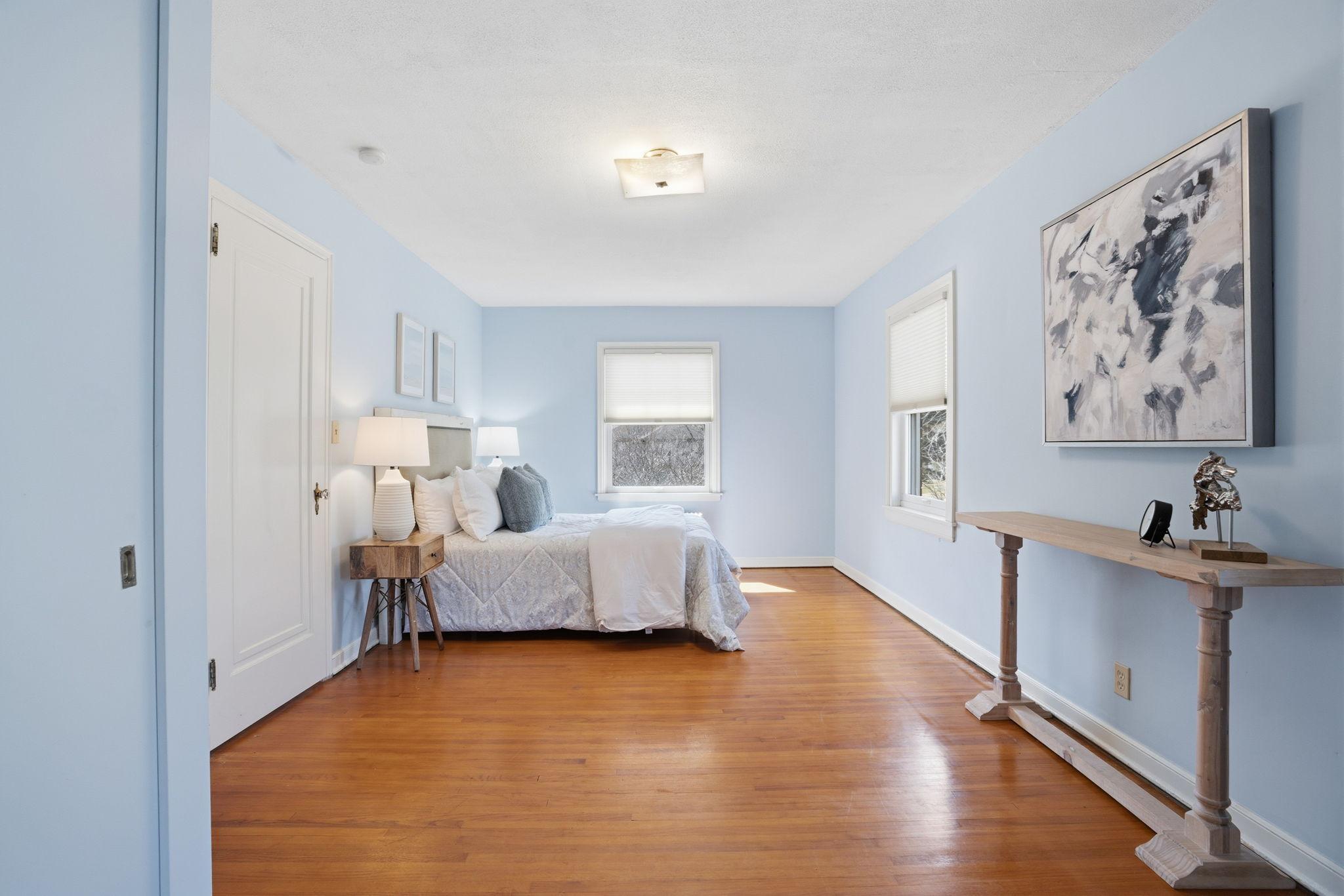 Huge primarybed room with hardwood floors