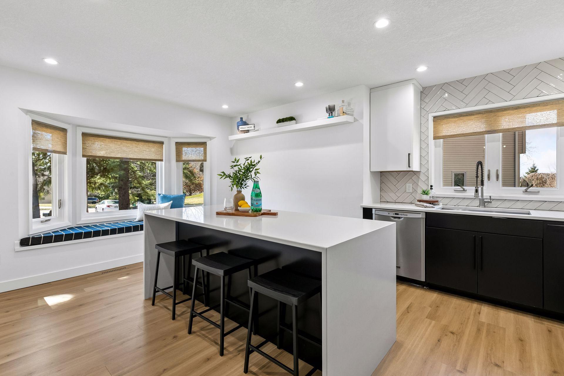 Breakfast bar at kitchen island