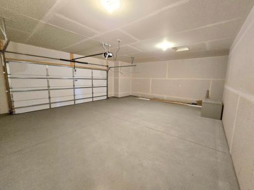 Harmony 2-1/2 car garage. Photos are of actual home. Colors and options may vary. Ask Sales Agent for details.