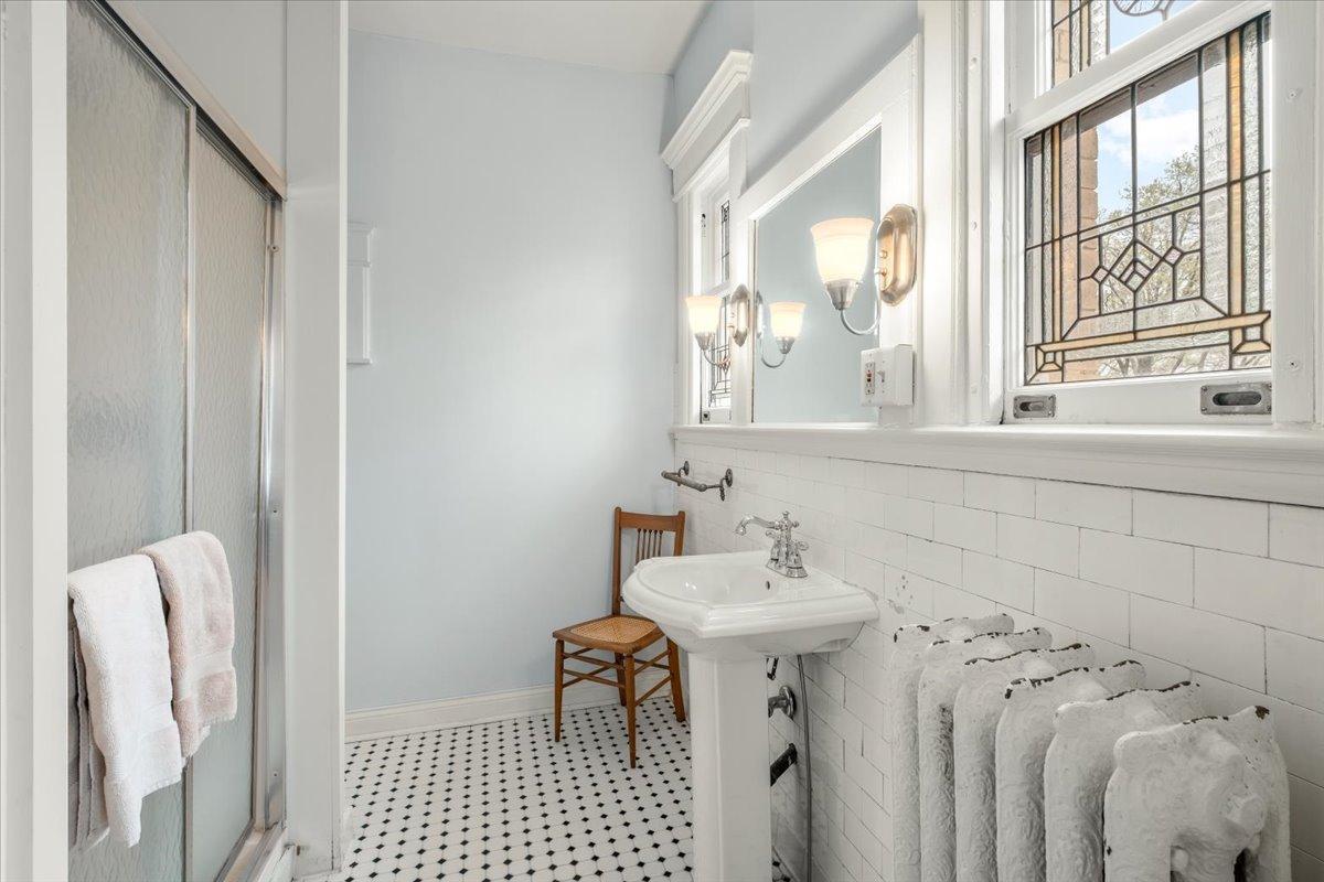 Ensuite bathroom to bedroom 1