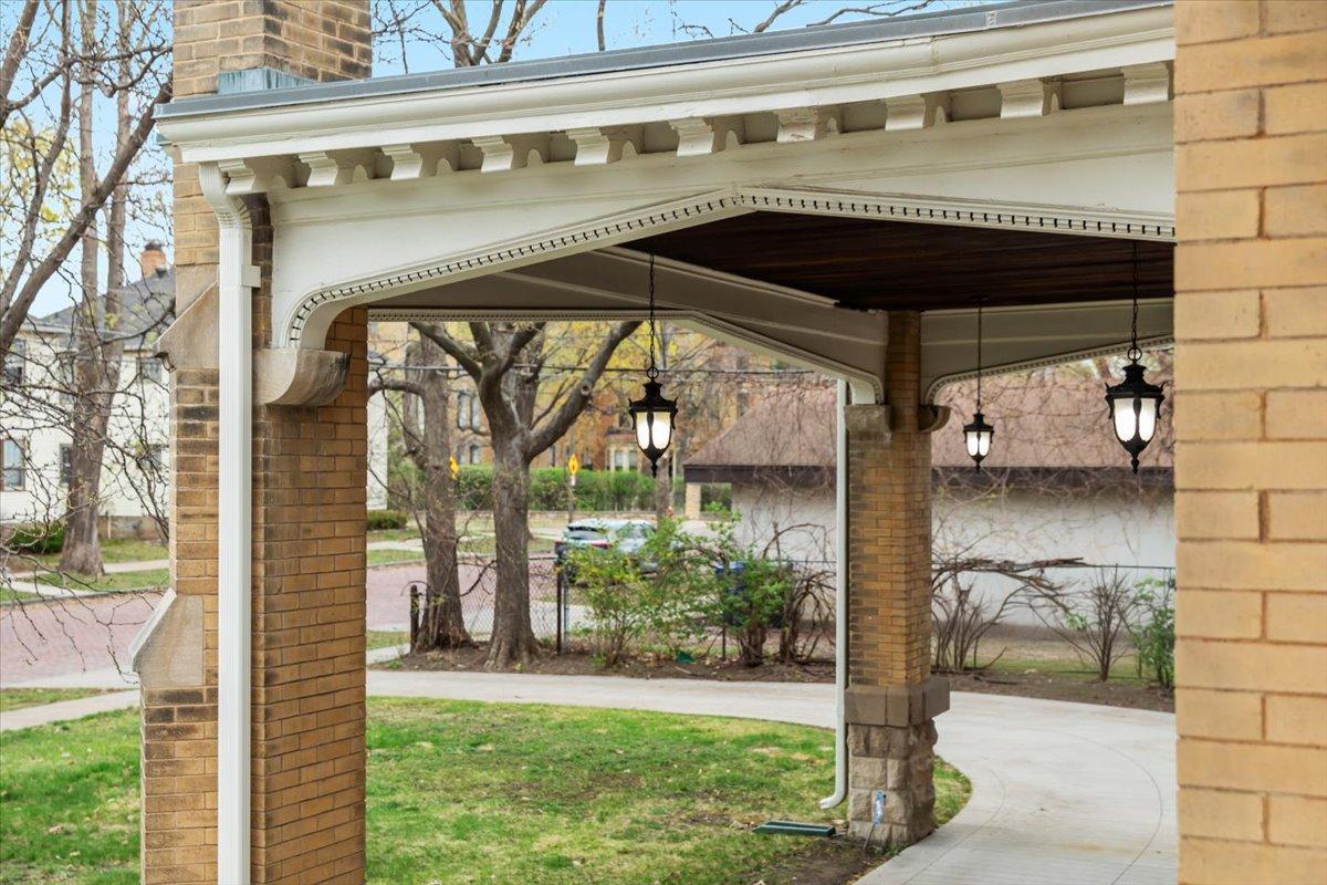 Detailed view Porte-Cochere