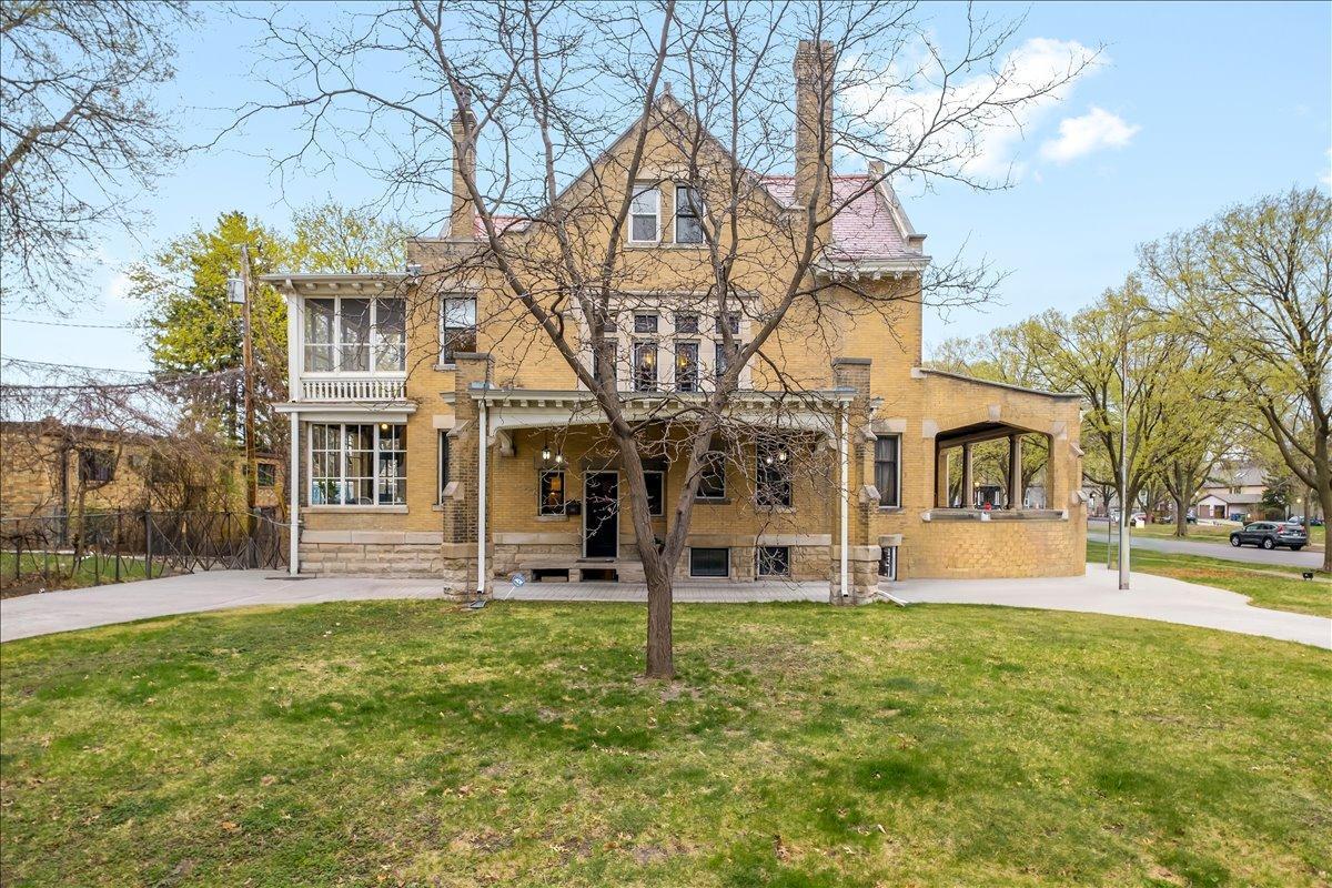 Elegant Porte-Cochère