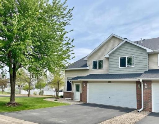 Welcome home! Meticulous 3 BR/2 BA end-unit townhome with an open and spacious floorplan with soaring high ceilings and wonderful natural light pouring in! Take a look at this great townhome in the lovely town of Dundas!