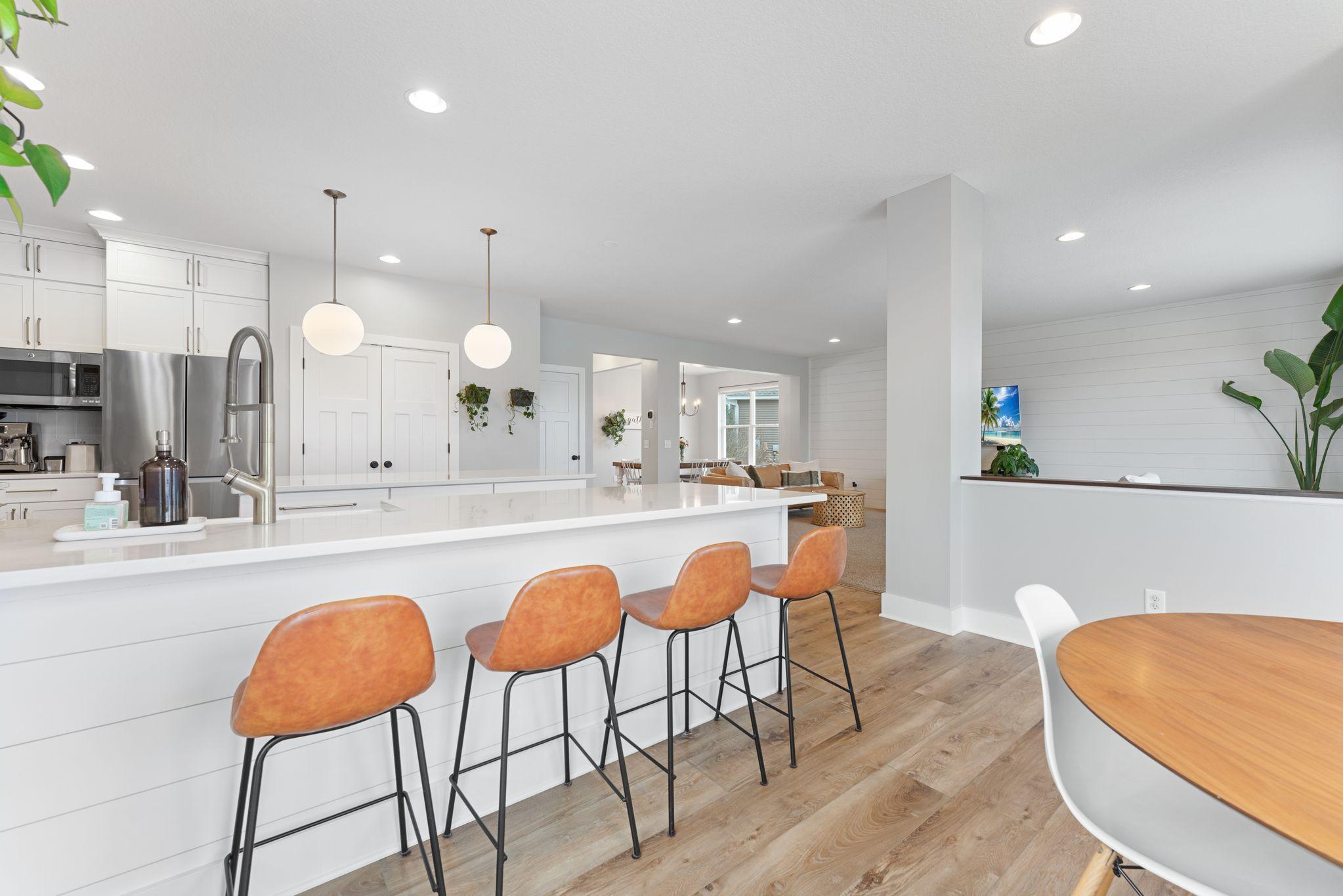 Peninsula & island seating for 8