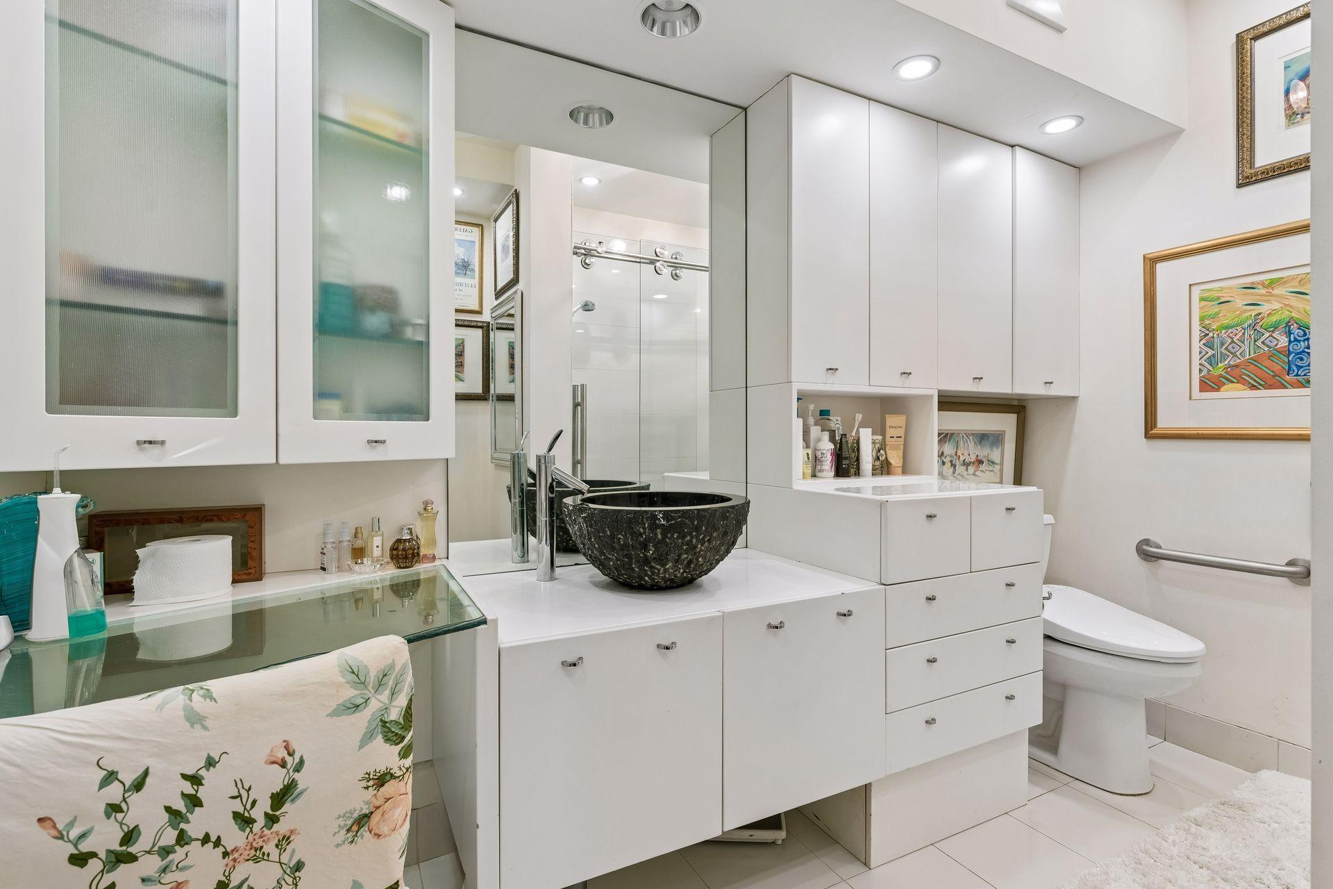 Spacious and well appointed bath