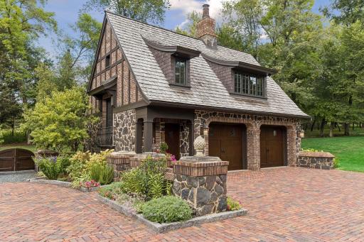 Carriage House with 2 Garage Stalls