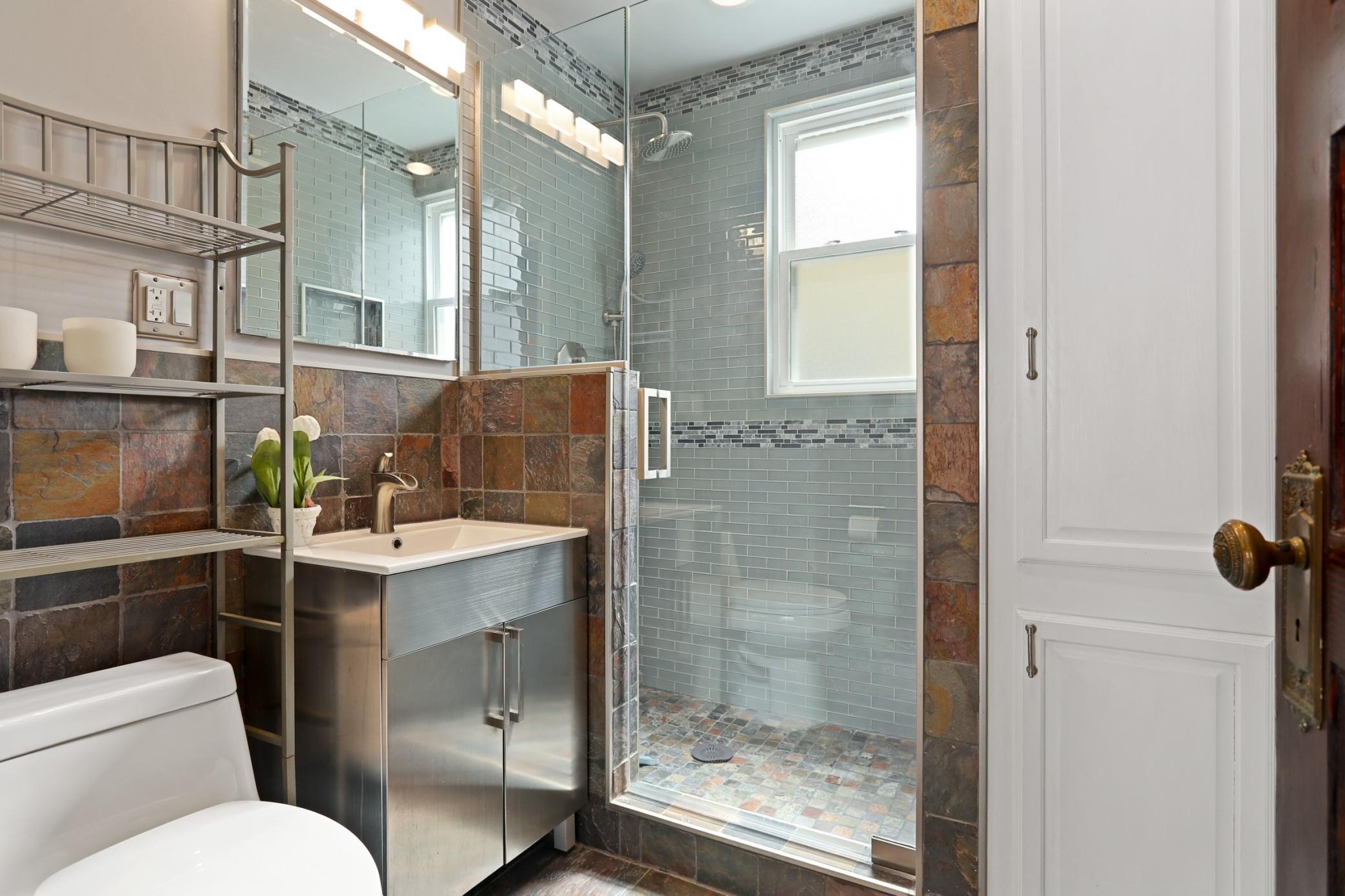 Main Level 3/4 Bathroom!