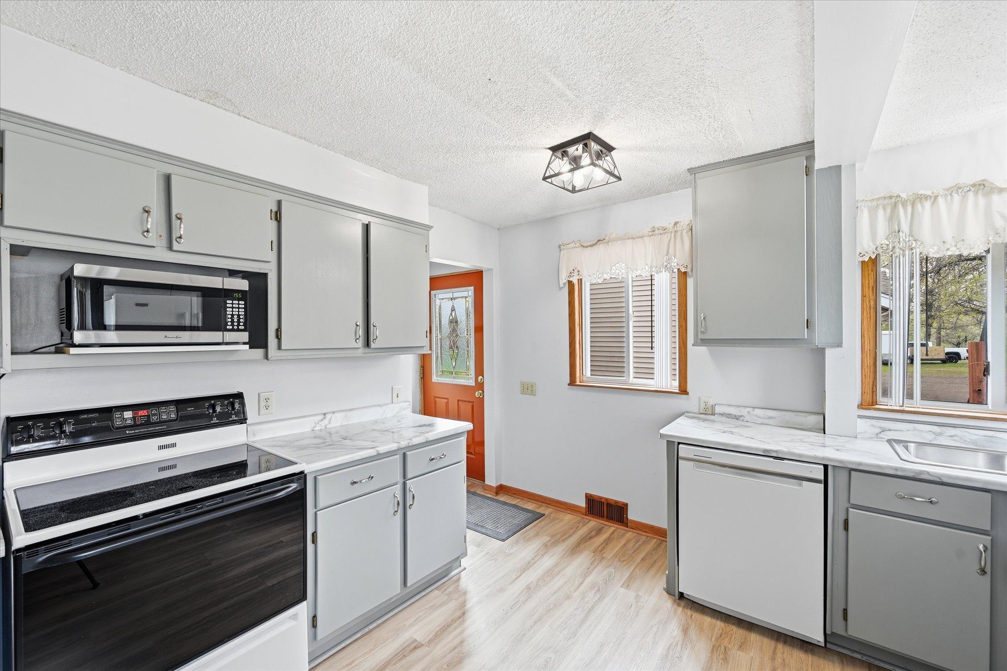 20-14649 283 1_2 Ave NW [3041113]- 020.jpg