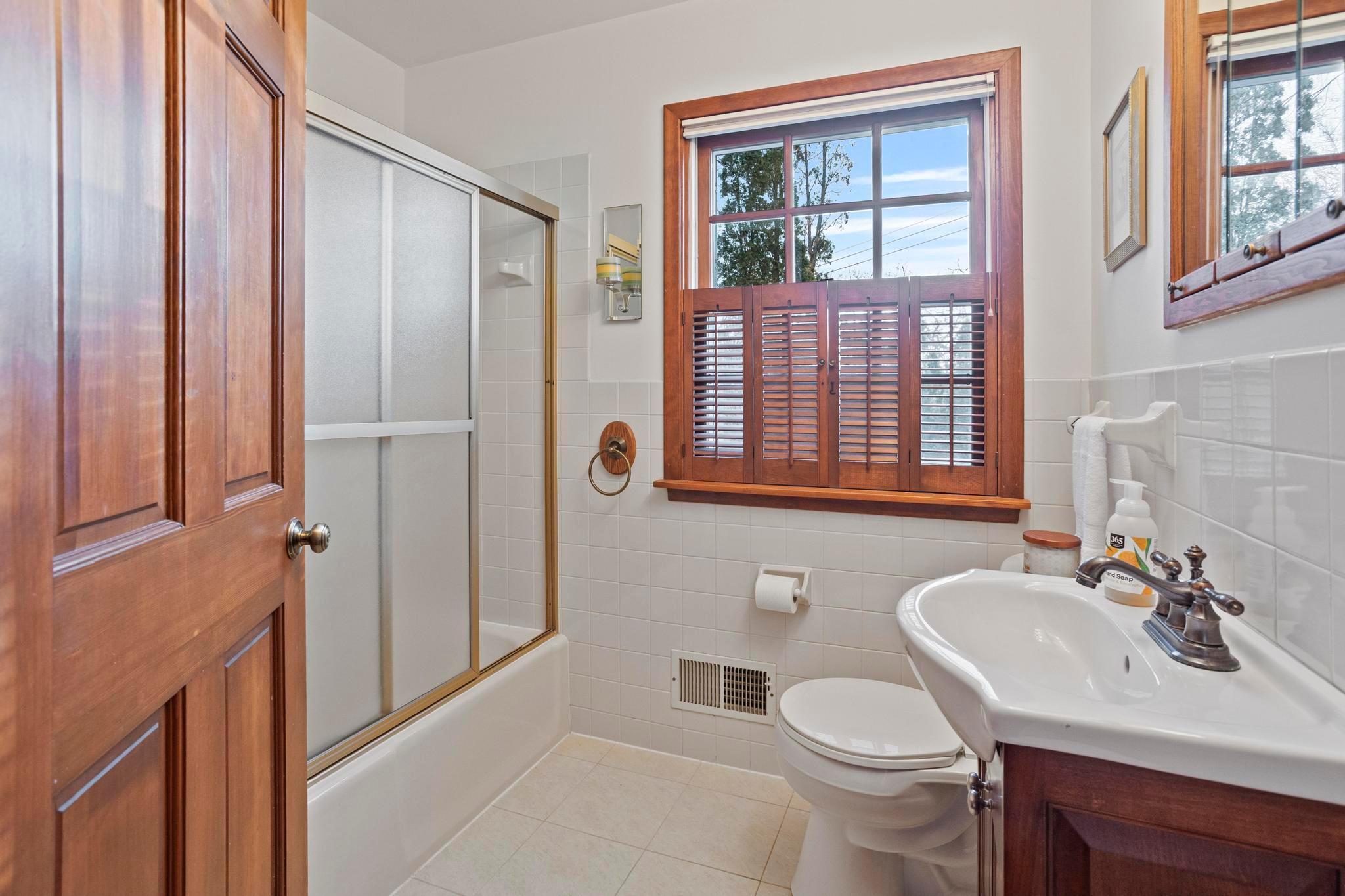 Upper level full bath.jpg