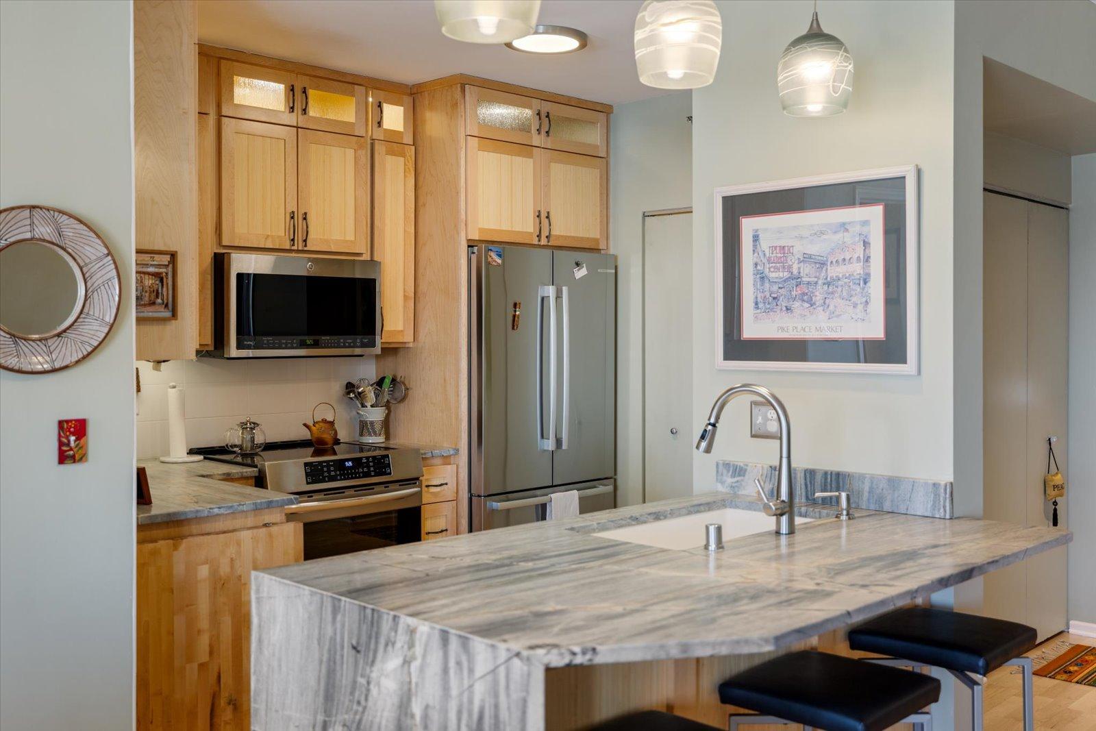 Kitchen Island/Breakfast Bar/Waterfall Stone Countertop