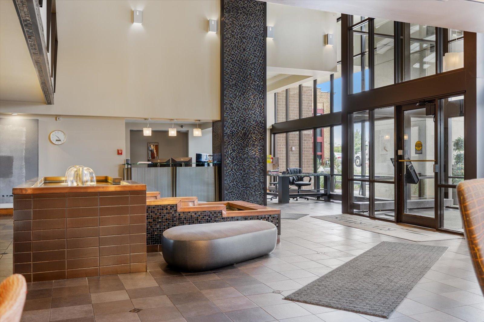 Lobby/Front Entrance/24-Hour Concierge
