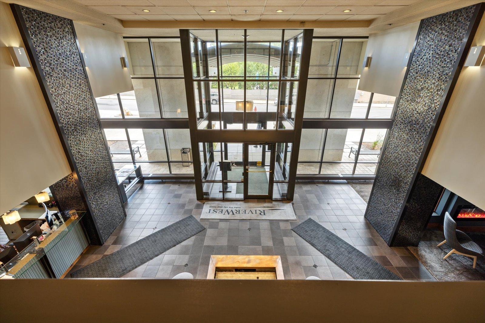 Lobby/Front Entrance/24-Hour Concierge