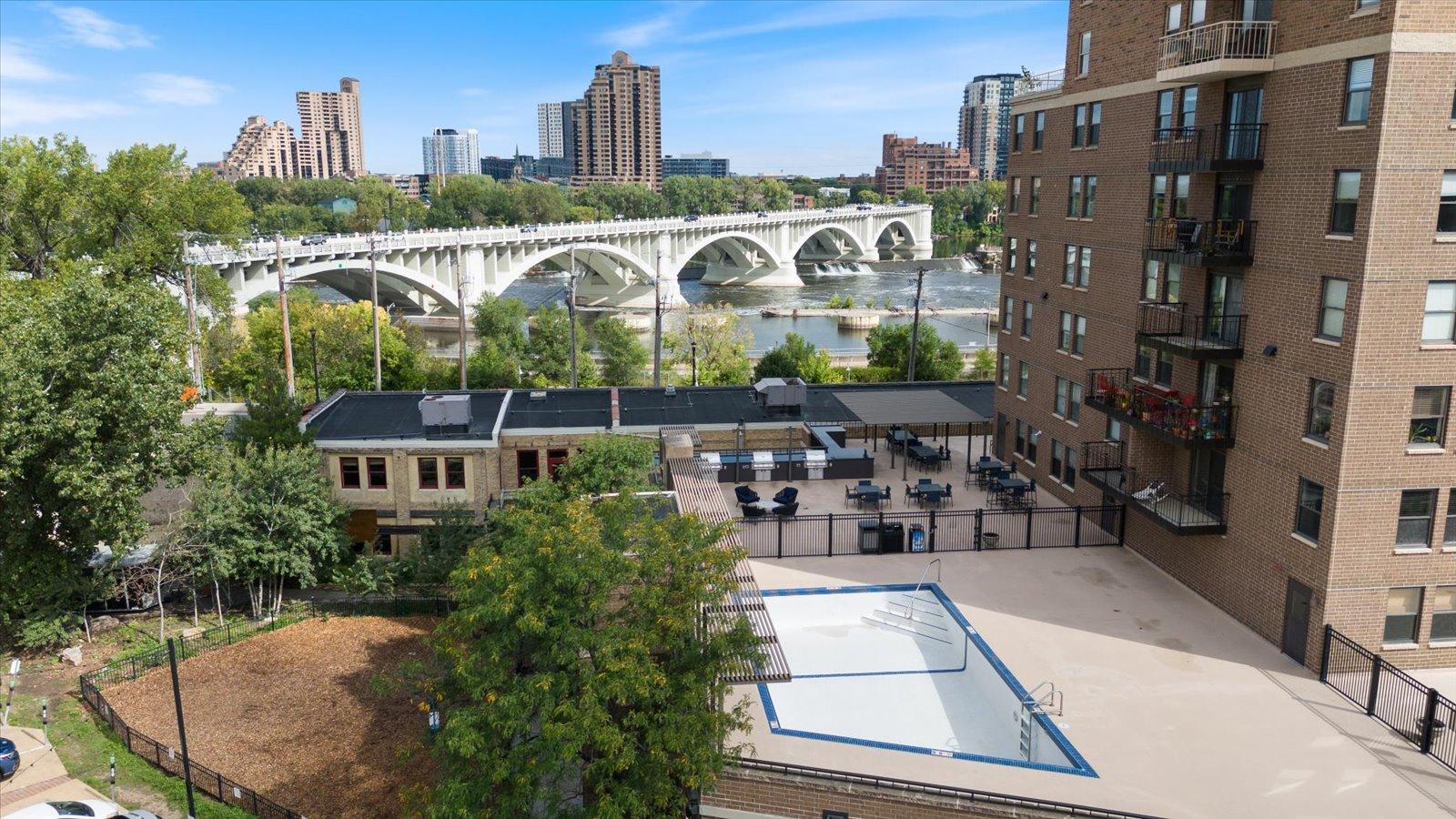 Pet Exercise Area/Pool/Promenade/3rd Ave. Bridge