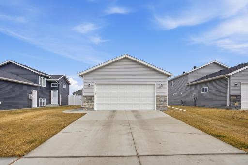 6769 70th Avenue S, Horace, ND 58047
