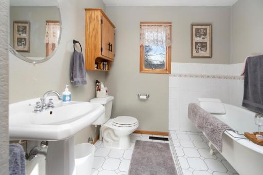 20260319-912_9thStNE_LittleFalls_Interior-5.jpg