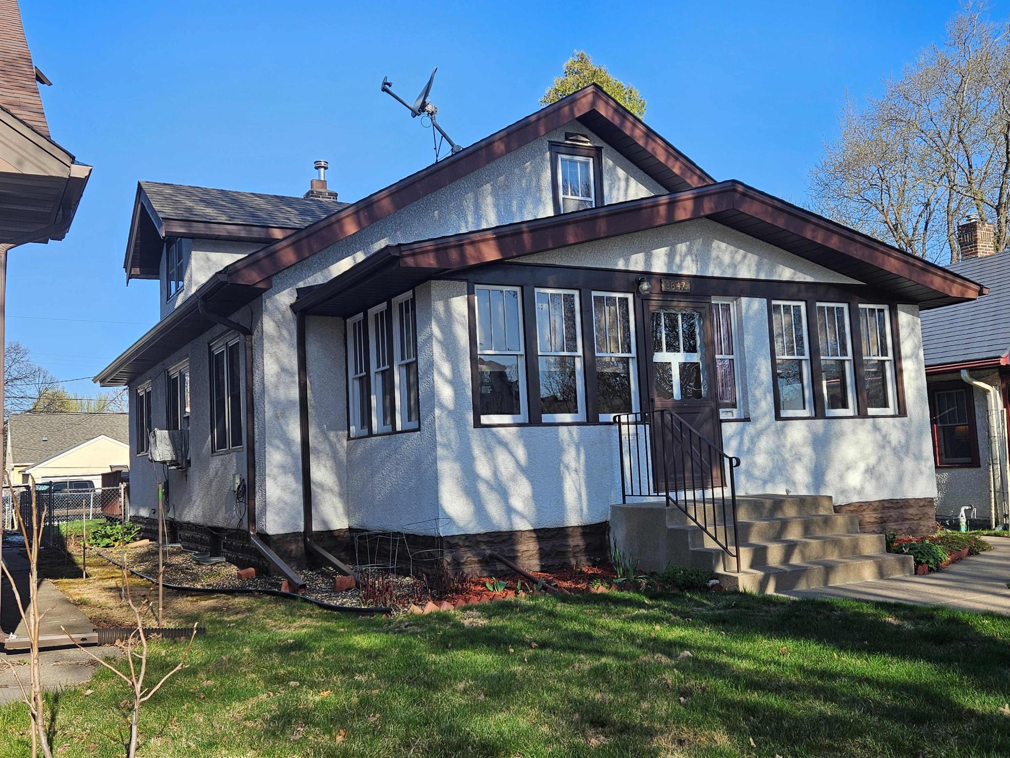 Welcome to 3847 Queen Ave N!
