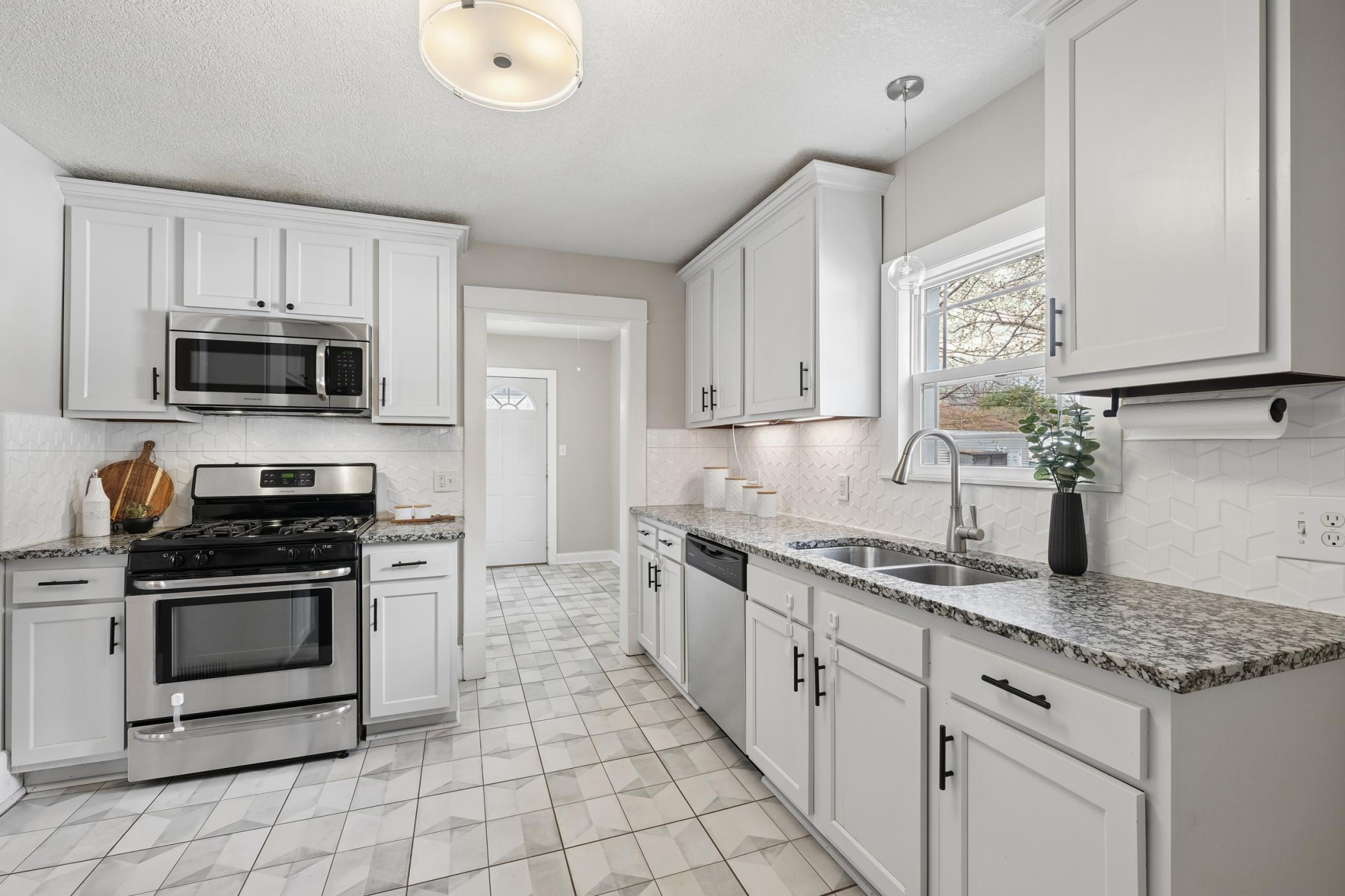 Updated kitchen, gas range, stainless steel appliances