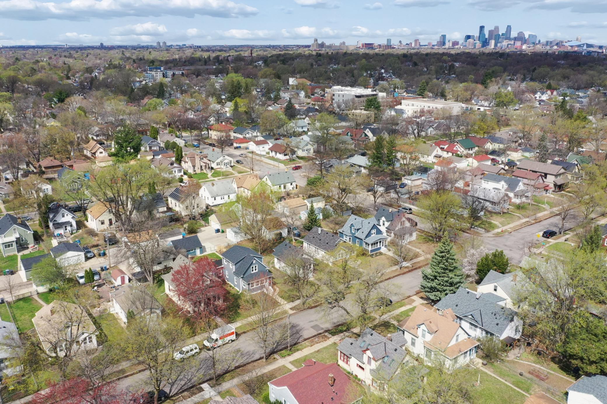 Great location to go to downtown or walk to restaurants, shops and parks!