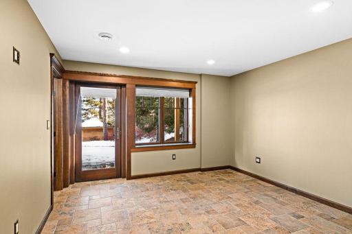 5220 London Road, Duluth, MN 55804