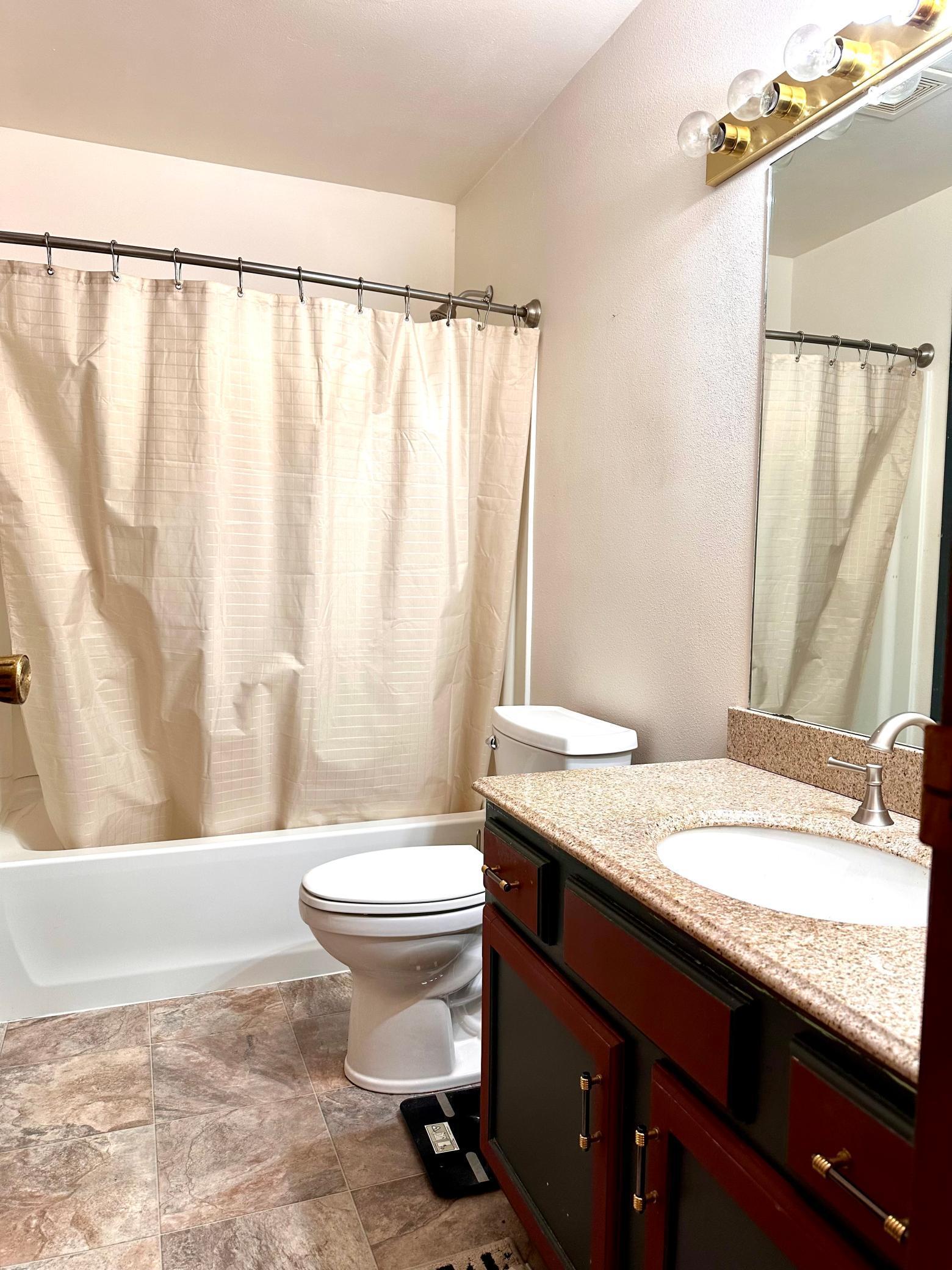 Bathroom/ Hollywood bath