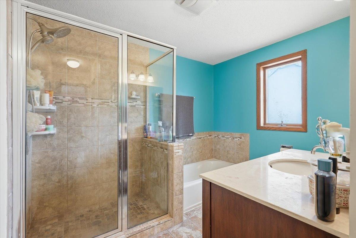 Private primary bathroom!