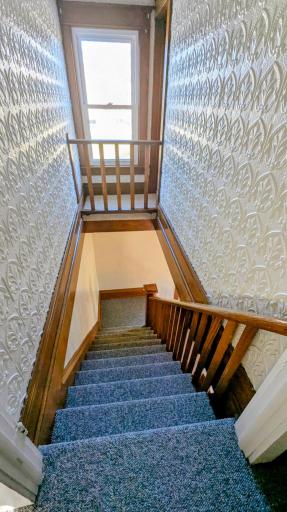 upper level stairs to foyer