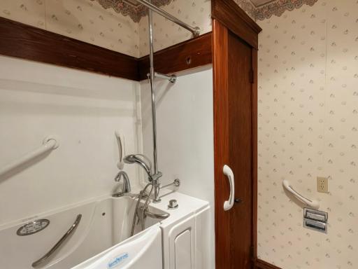 Main floor full hall bath