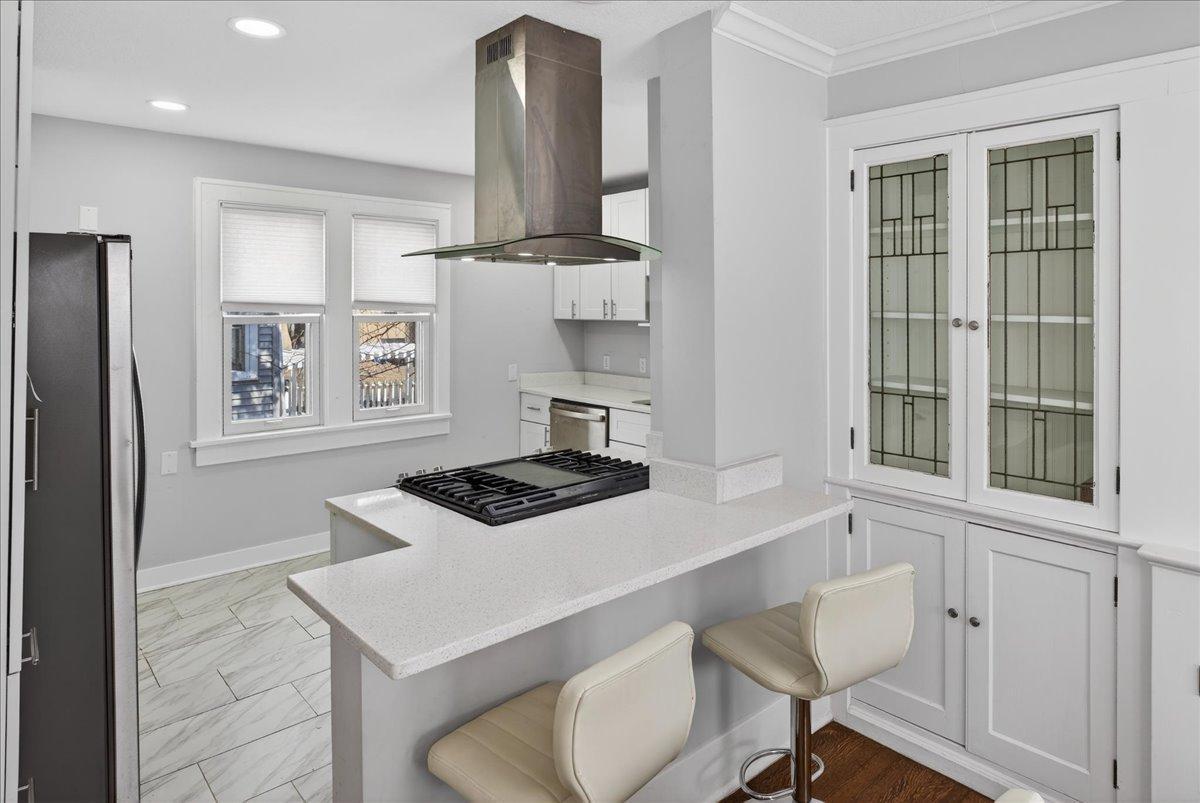 Eat in breakfast bar.