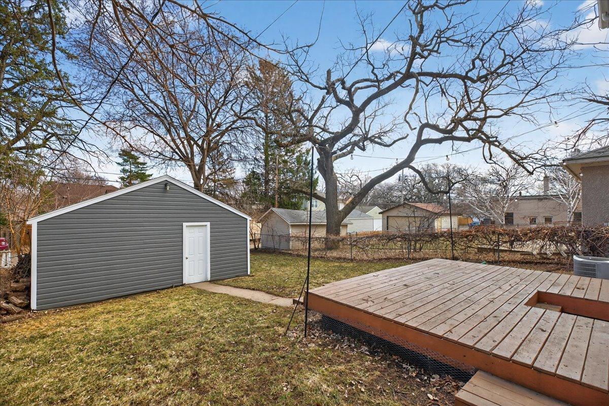 Large deck for entertaining!