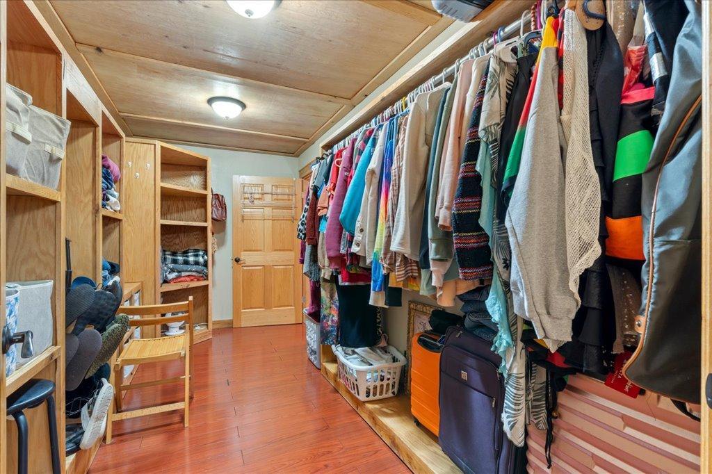 Primary Bed Walk-in Closet
