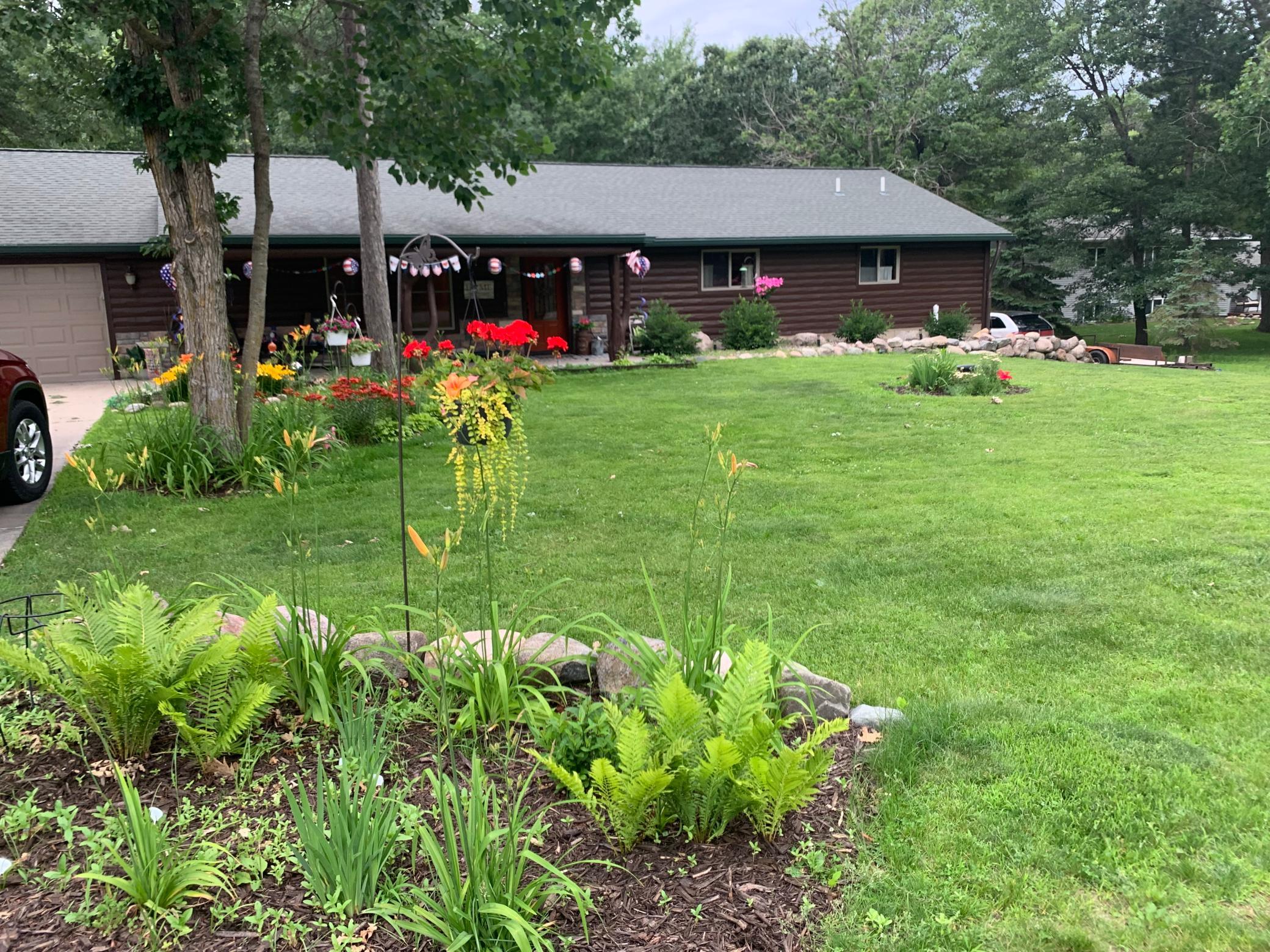Front Yard-Summer Pict