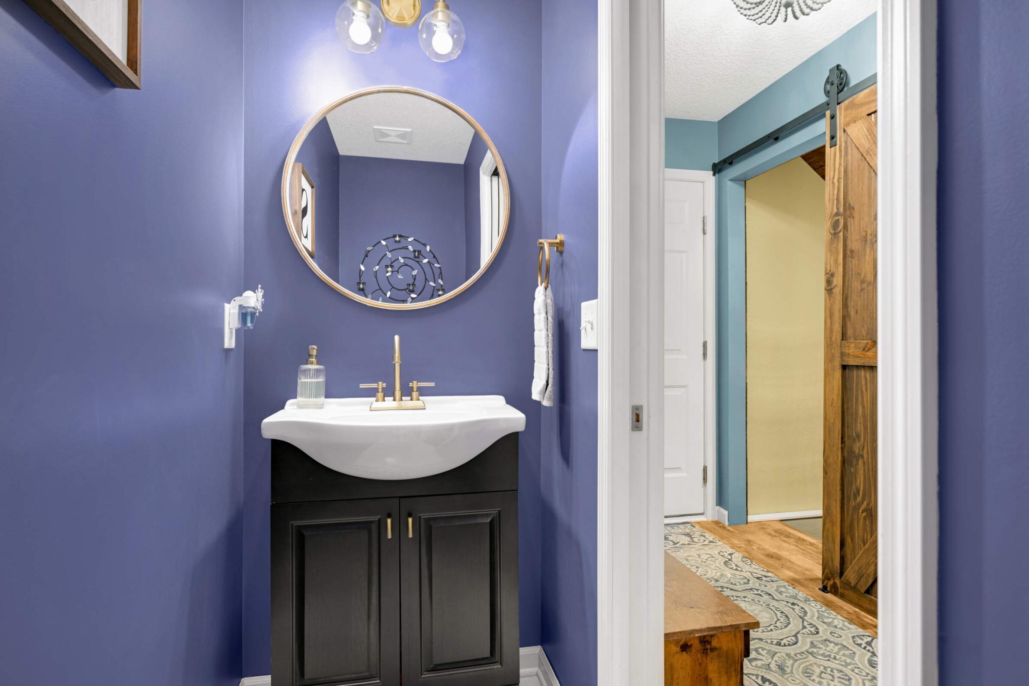 Main floor 1/2 bath view