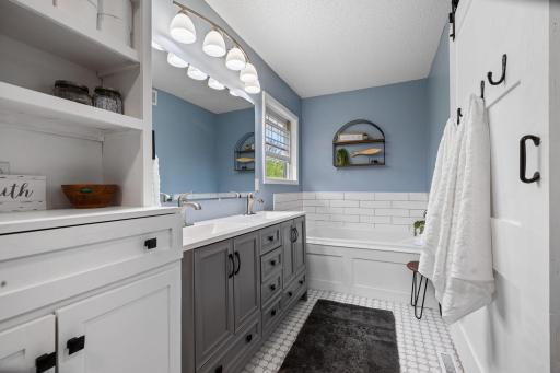 31789 Lakeway Drive NE, Cambridge, MN 55008