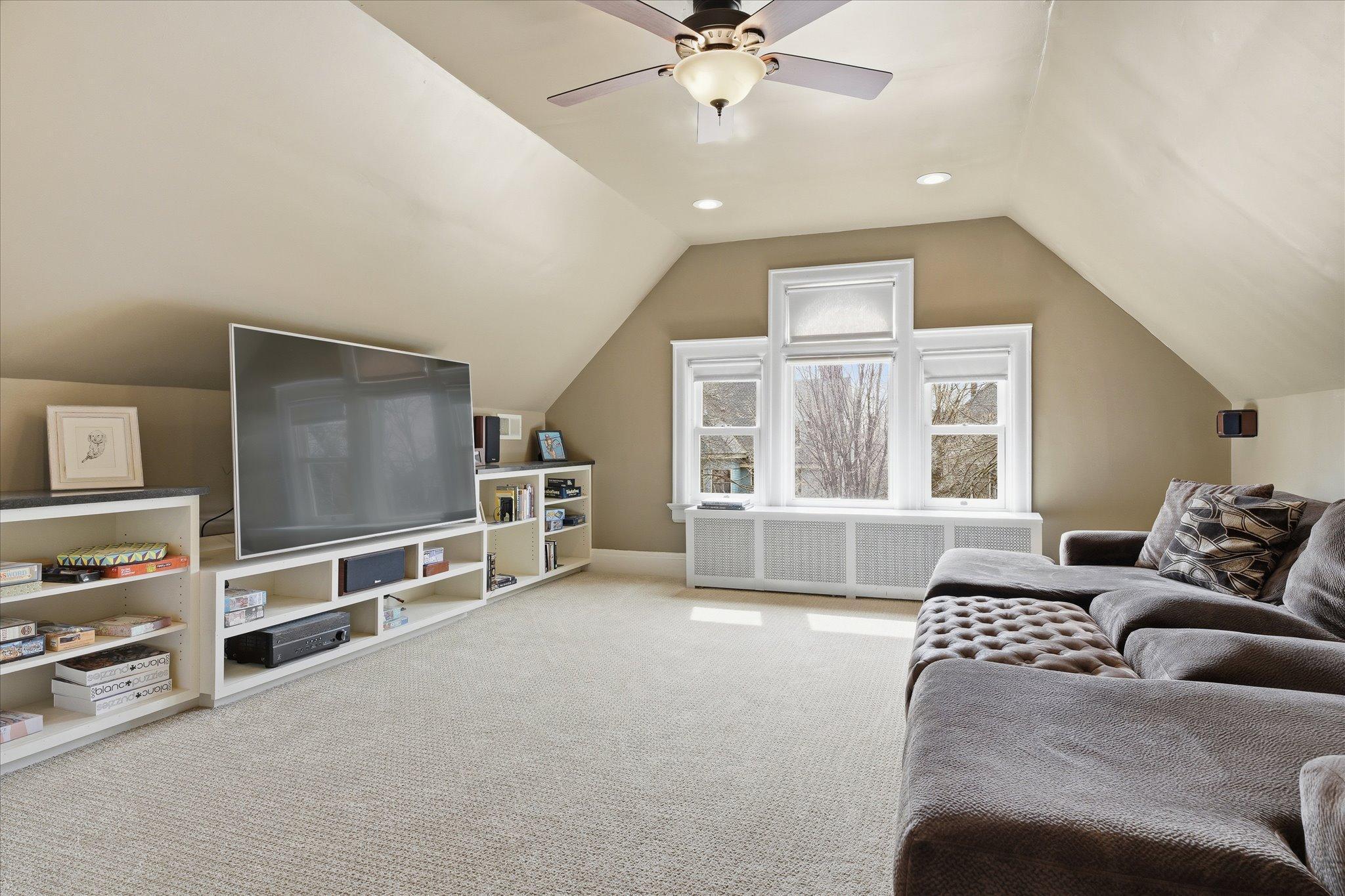 Large family room (16 x 16) on 3rd floor